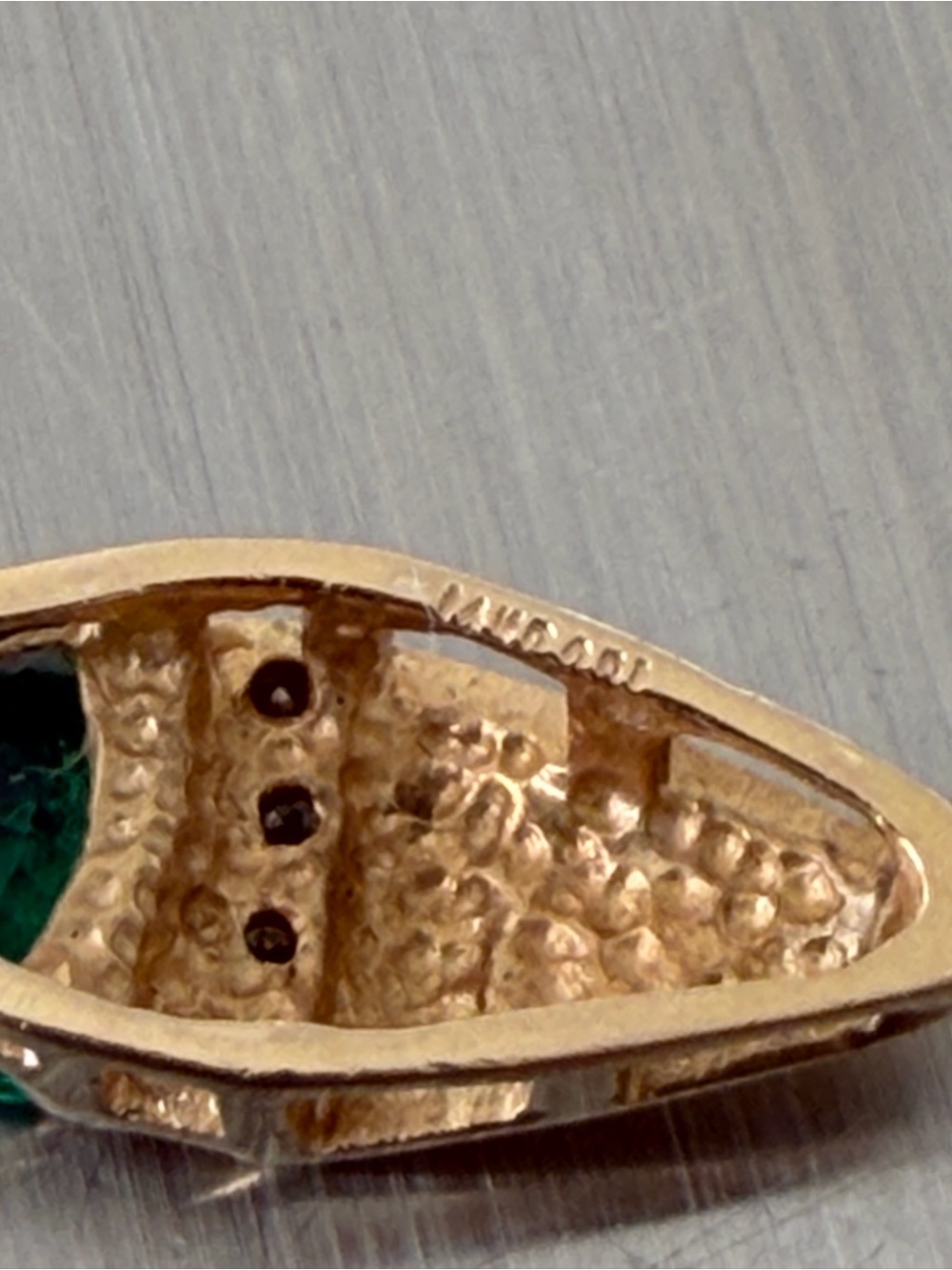 Vintage Trillion-cut, vibrant Emerald set in a V-prong at the tip. - Picture 7 of 9
